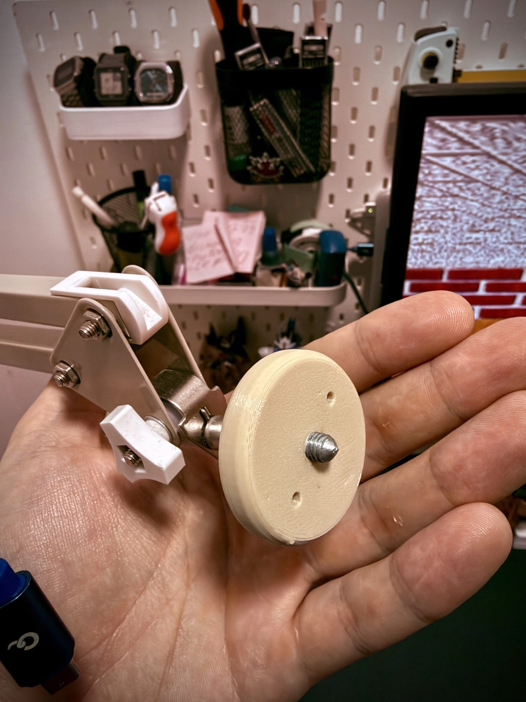 Photo of 3d printed plastic adapter which converts the end of the articulated lamp into a mic stand screw